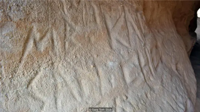 石墙上古代工人们留下手迹和刻下的标记等还清晰可见。(Credit: Sara Toth Stub)