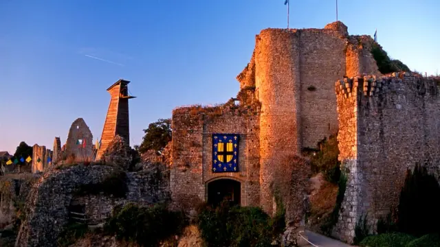 Hoje conhecida como Castelo do Barba Azul, a residênciaroleta slingshotGillesroleta slingshotTiffauges foi construída no século 15