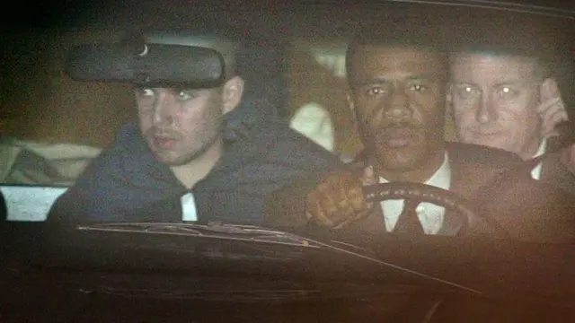 John Walker Lindh (izquierda) acudió el 24 de enero de 2002 a la primera comparecencia ante el tribunal que lo juzgó en Alexandria, Virginia,