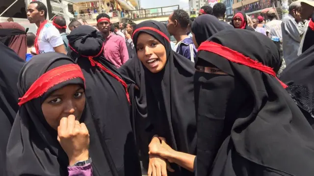 Dad isugu soo baxay Nairobi oo dhiig u shubayay dadkii ku dhaawacmay qaraxa