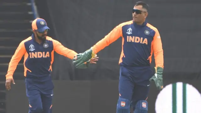 महेंद्रसिंग धोनी: 'तुझ्या बॉलिंगवर फटके पडले तर जबाबदारी माझी'