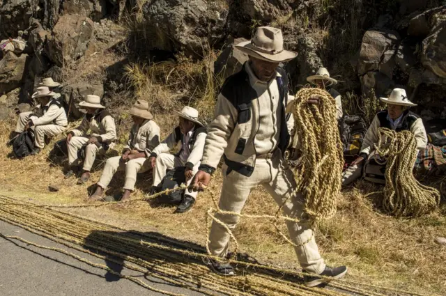 Homens preparam a corda grossa