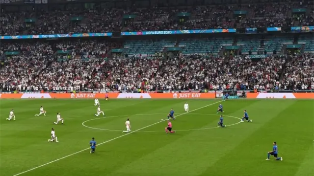 Para pesepak bola berlutut