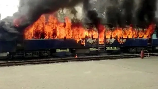 गोपालगंज में आगज़नी का शिकार हुई एक ट्रेन