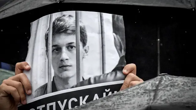 cartel de zhukov tras las rejas