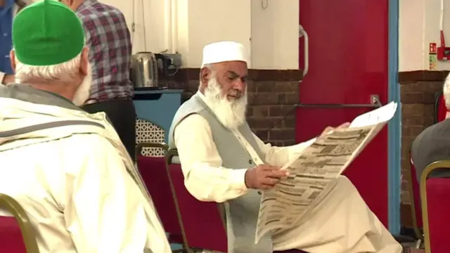 उर्दू अख़बार पढ़ता शख़्स