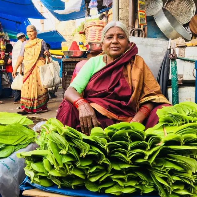 ਪਾਨ ਦੇ ਪੱਤੇ ਵੇਚਦੀ ਇੱਕ ਔਰਤ