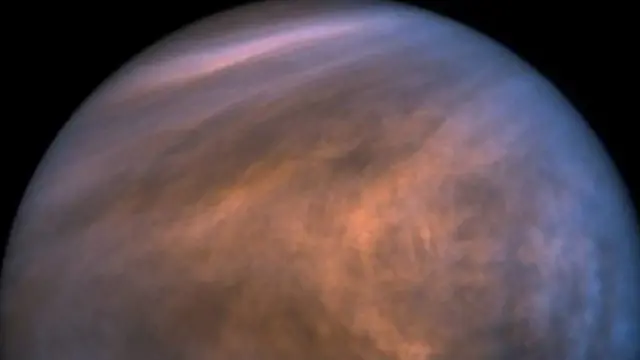 သောကြာဂြိုဟ်လေထုထဲမှာ ကာဘွန်ဒိုင်အောက်ဆိုဒ်တွေအပြင် ဆာလ်ဖြူရစ် အက်စစ် ၇၅ ရာခိုင်နှုန်းကနေ ၉၅ ရာခိုင်နှုန်းအထိ ပါဝင်ဖွဲ့စည်းထားတဲ့ တိမ်တိုက်တွေလည်း ရှိနေ