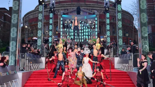 До начала церемонии на красном ковре выступили артисты Cirque du Soleil.