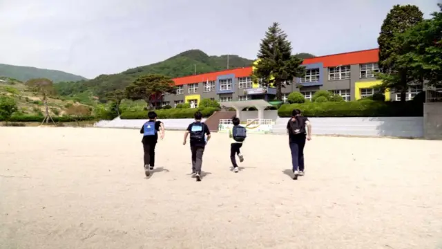 도시 아이들의 유입으로 시골 아이들도 또래 친구를 찾으며 사회성을 키워나가고 있다