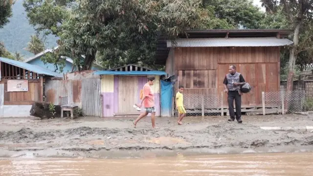 Banjir bandang di Sentani menyebabkan lumpur.