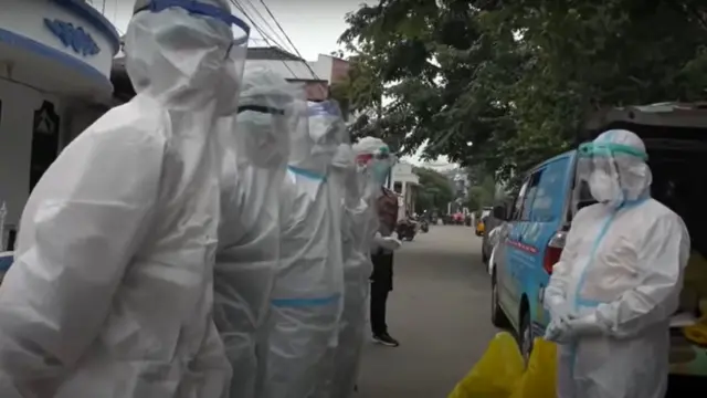 Майитларни тупроққа қўйиш билан шуғулланувчи жамоа