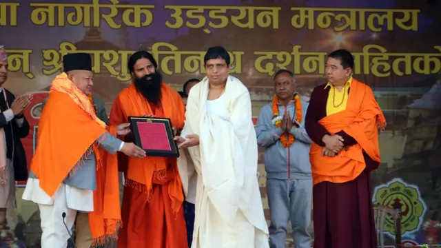 नेपाल भ्रमणमा रहेका रामदेवलाई नेपालका पर्यटनमन्त्रीले सम्मान पनि गरेका थिए