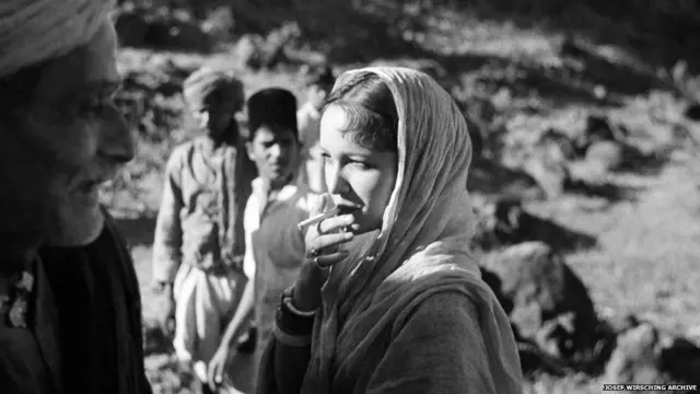 इज्जत चित्रपटात देविका राणी आणि कामटा प्रसाद.