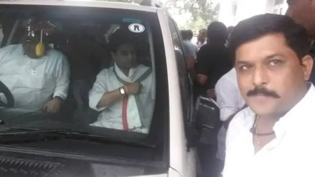 के पी यादव और ज्योतिरादित्य सिंधिया की वायरल तस्वीर