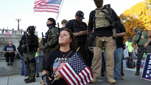 在宾夕法尼亚州举行的一次特朗普支持者集会上，一些人拿着枪