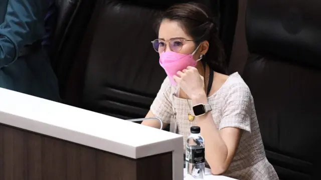 น.ส. กานต์กนิษฐ์ แห้วสันตติ ส.ส. กทม. พปชร. ตั้งใจฟังในระหว่างฝ่ายค้านอภิปราย รมว.ดีอีเอส ผู้เป็นสามีของเธอ