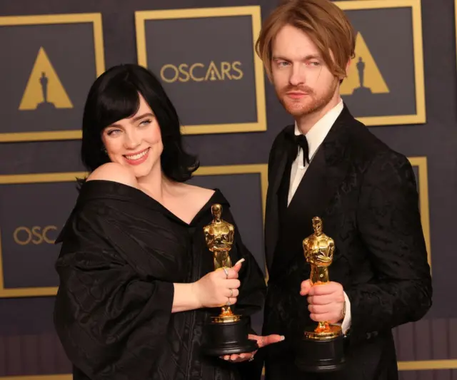 नो टाइम टू डाई - नो टाइम टू डाई (बिली इलिश और फिनीस ओ'कोनेल)