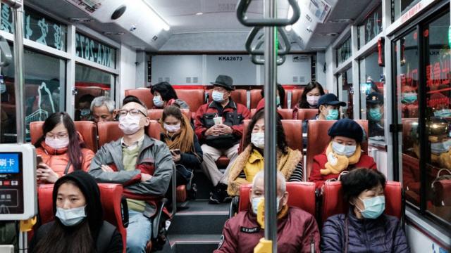 Un autobús en Taiwán con pasajeros usando mascarillas