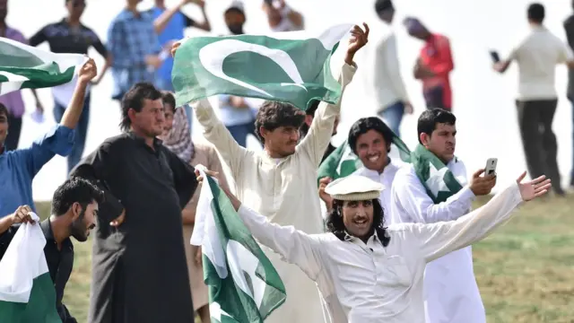 ابوظہبی سٹیڈیم میں تماشائیوں کی بڑی تعدادا موجود ہے۔