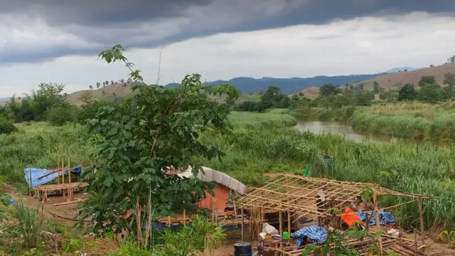 အထင်ကရ စစ်ရှောင်စခန်းတွေမဟုတ်လို့ ကူညီသူမရှိဘဲ ကိုယ့်နည်းကိုယ့်ဟန်နဲ့ ရပ်တည်နေကြရ