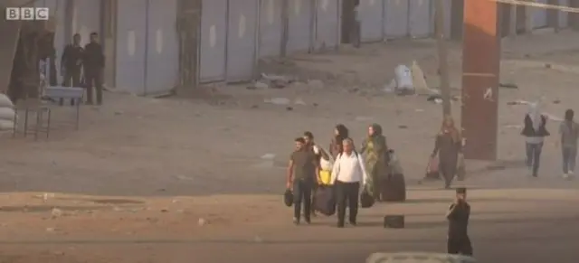 Penduduk mulai mengungsi saat terlihat asap di kota perbatasan Ras al-Ain.