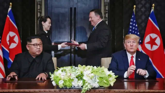 도널드 트럼프 미국 대통령과 김정은 북한 국무위원장이 2018년 6월 12일 싱가포르 카펠라 호텔 센토사에서 정상회담을 마치고 공동합의문에 서명했다