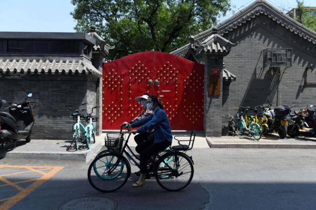 尽管疫情好转，北京仍然对小区采取封闭管理。