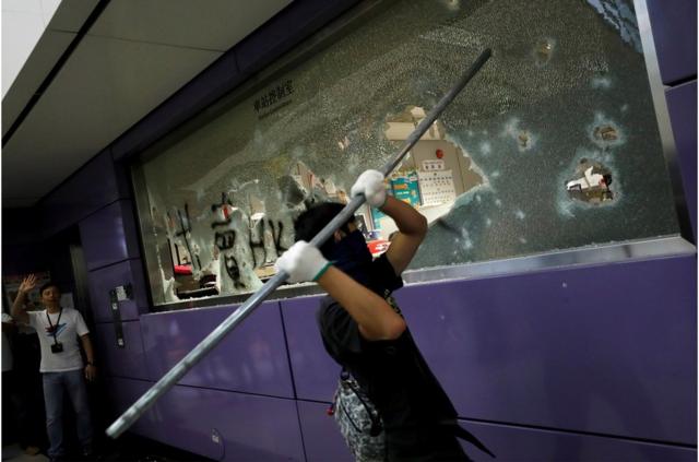 东涌港铁站车站控制室被示威者打砸损坏。