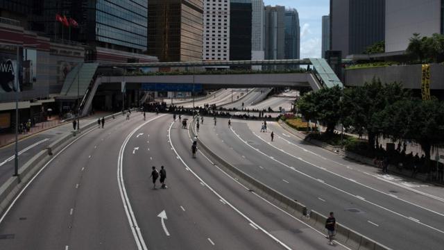 少量群众在被堵塞的香港夏悫道上行走（21/6/2019）