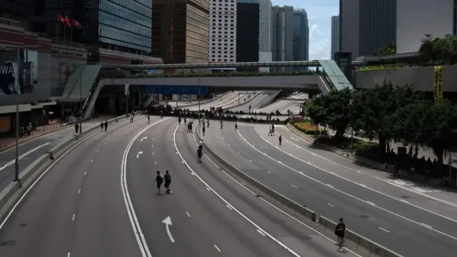 少量群众在被堵塞的香港夏悫道上行走(21/6/2019)