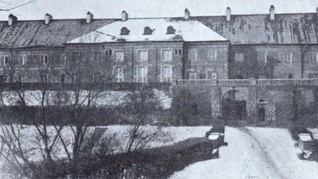 Фасад палацу. В'їзна брама зі сторони міста