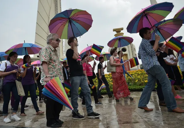 ขบวนพาเหรดรณรงค์ของผู้มีความหลากหลายทางเพศ เพื่อสนับสนุนกฏหมายแต่งงานของผู้มีความหลากหลายทางเพศ ในปี 2015