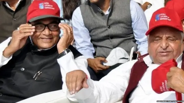 मुलायम यादव के साथ शिवपाल यादव