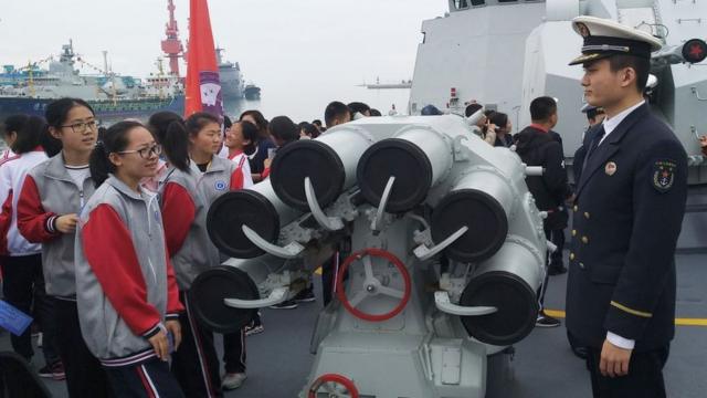 Học sinh đến thăm tàu khu trục tên lửa dẫn đường Rizhao của Hải quân PLA trong một ngày mở chiến hạm như một phần của sự kiện hải quân đa quốc gia kỷ niệm 70 năm thành lập Hải quân Quân đội Giải phóng Nhân dân Trung Quốc (PLAN)