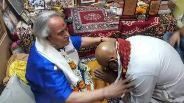 छन्नूलाल मिश्र से आशीर्वाद लेते कांग्रेस प्रत्याशी अजय राय