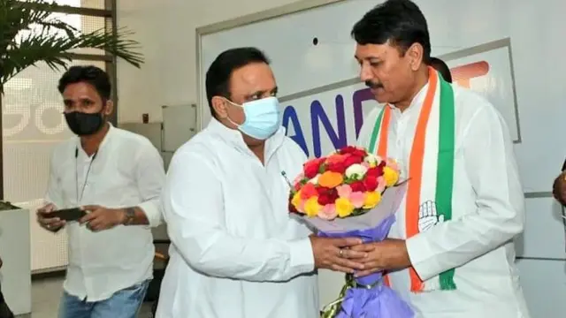 ગુજરાત પ્રભારી રઘુ શર્માનું સ્વાગત કરતા ગુજરાતના પ્રદેશ પ્રમુખ અમિત ચાવડા