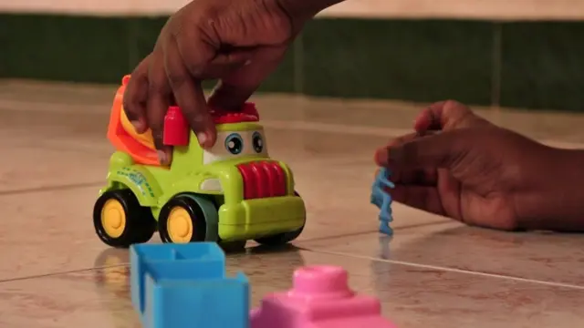 பெற்றோரை இழந்த 5 வயது தத்து பிள்ளையை வளர்க்க துடிக்கும் 79 வயது மூதாட்டியின் நெகிழ்ச்சி கதை