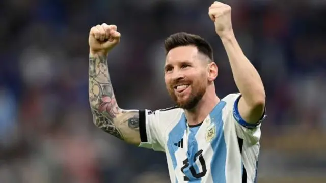 ميسي يحتفل بالهدف الأول للأرجنتين