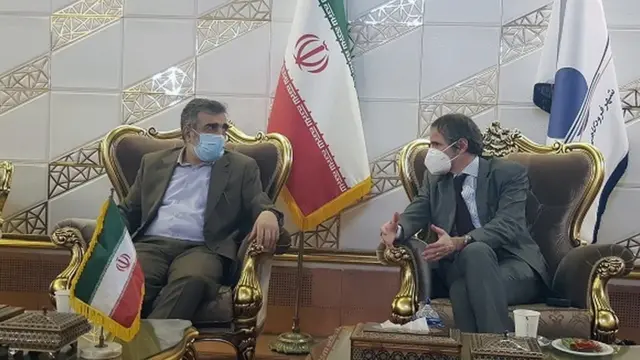 مسؤولون من الوكالة الدولية للطاقة الذرية خلال اجتماع في إيران