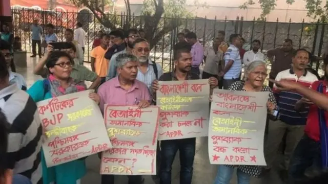 পুশব্যাকের বিরুদ্ধে হাওড়া রেল স্টেশনে মানবাধিকার কর্মীদের বিক্ষোভ