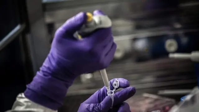 лаборант в перчатках