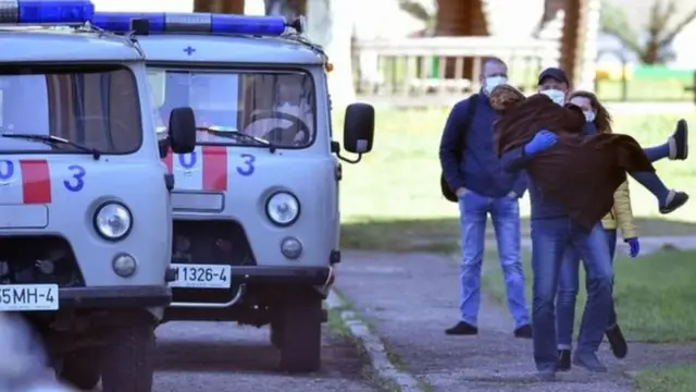 شاب يحمل فتاة مصابة بفيروس كورونا