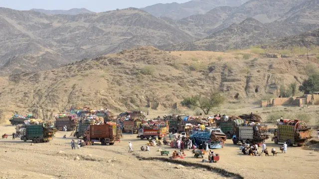 ورځپاڼه په افغانستان کې د ملگرو ملتونو د وياند نادر فرهاد له خوله ليکي بې ځايه شوي له خوړو نيولې تر کمپلو، خدمتونو او دندو پورې په ټولو برخو کې مرستو ته اړتيا لري.