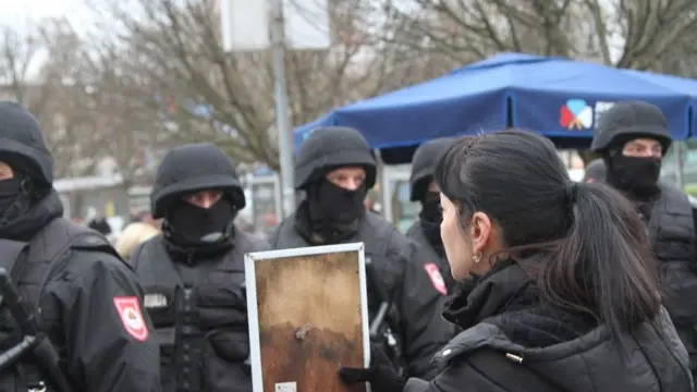 Suzana Radanović, majka ubijenog Davida, pokazuje njegovu sliku policajcima.