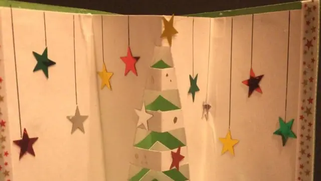 Jelka koja nastaje tek kad se čestitka otvori