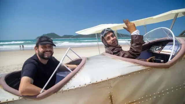Le réalisateur Zé Dassilva et l'acteur Rodrigo Fagundes, qui incarne Saint-Exupéry, sur la réplique du Breguet 14, à Praia do Campeche, à Florianópolis