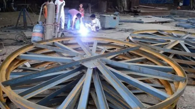 वेल्डिंग करता एक शख़्स