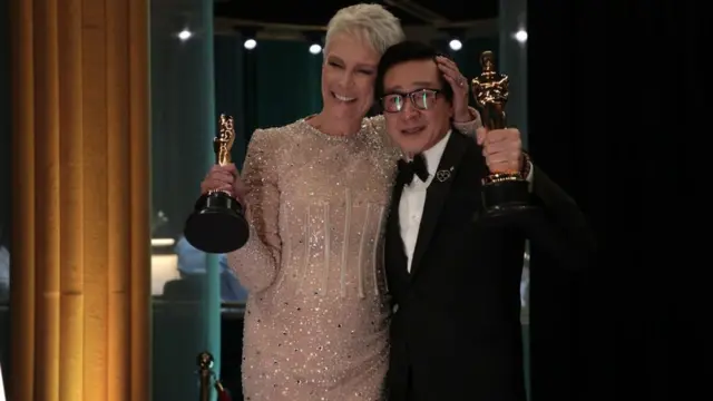 Jamie Lee Curtis y Ke Huy Quan celebraron juntos con emoción sus respectivas estatuillas detrás de escena.