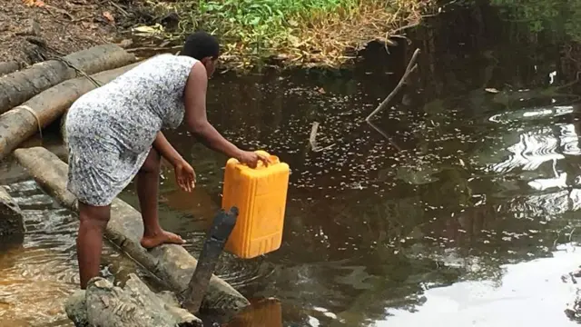 Woman dey fetch water